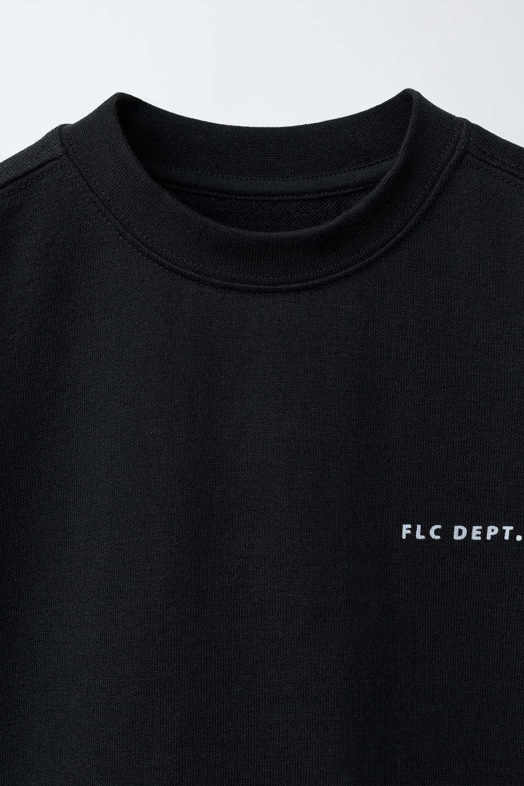 ТОЛСТОВКА С КОРОТКИМИ РУКАВАМИ И РЕЛЬЕФНОЙ НАДПИСЬЮ