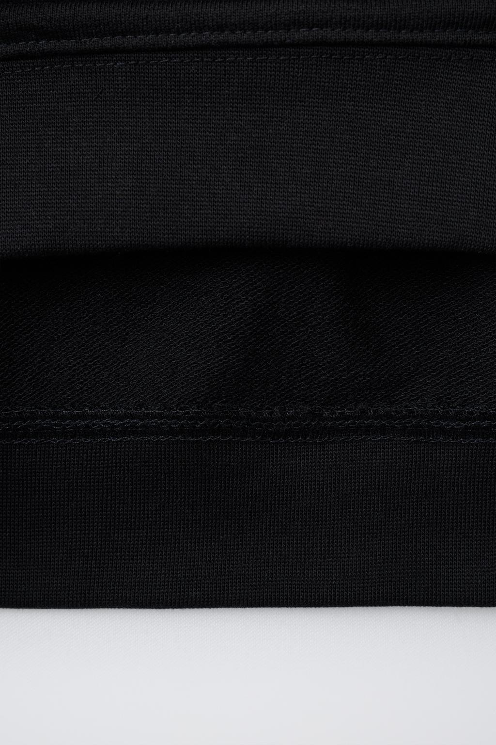 ТОЛСТОВКА С КОРОТКИМИ РУКАВАМИ И РЕЛЬЕФНОЙ НАДПИСЬЮ