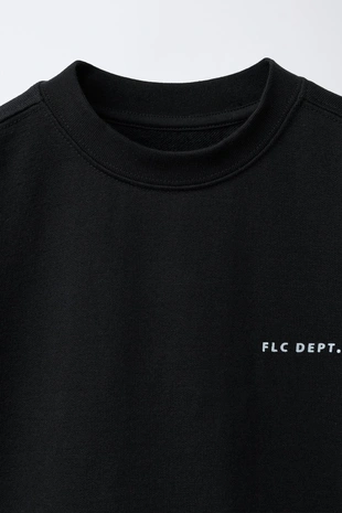 Толстовка с короткими рукавами и рельефной надписью