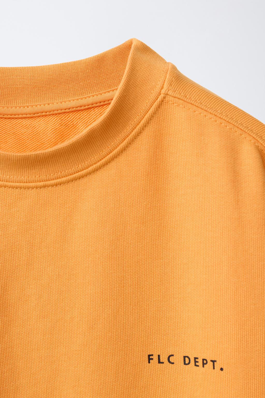 ТОЛСТОВКА С КОРОТКИМИ РУКАВАМИ И РЕЛЬЕФНОЙ НАДПИСЬЮ