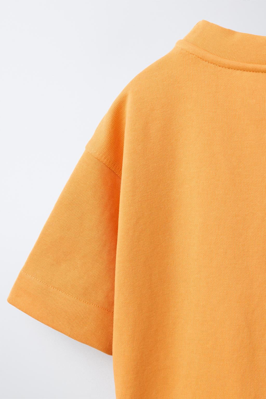 ТОЛСТОВКА С КОРОТКИМИ РУКАВАМИ И РЕЛЬЕФНОЙ НАДПИСЬЮ