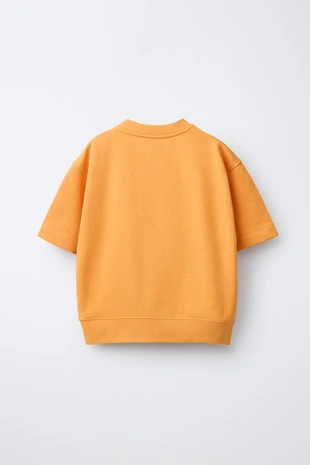 Толстовка с короткими рукавами и рельефной надписью