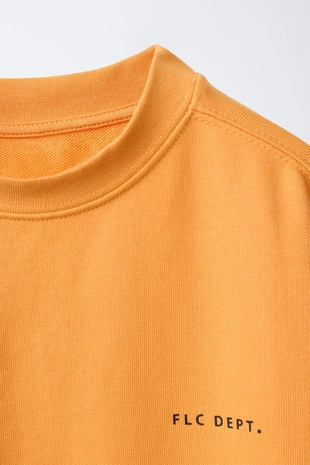 Толстовка с короткими рукавами и рельефной надписью