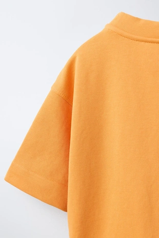 Толстовка с короткими рукавами и рельефной надписью