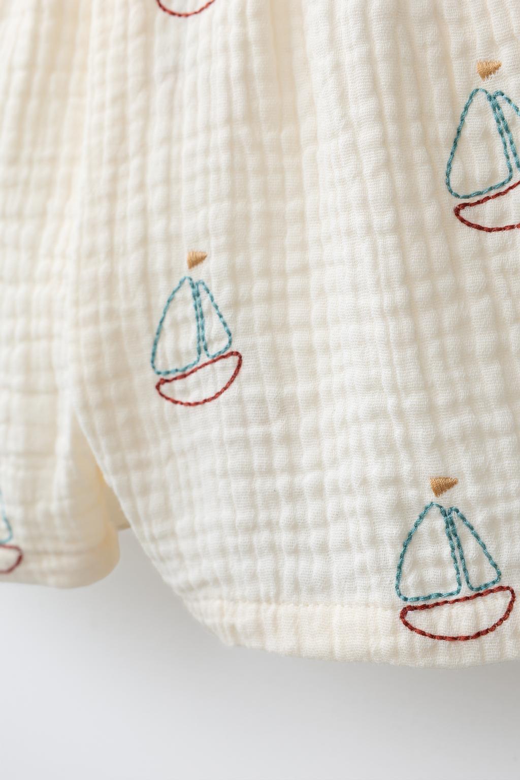 ШОРТЫ С ТЕКСТУРОЙ И ПРИНТОМ «ЛОДКИ»