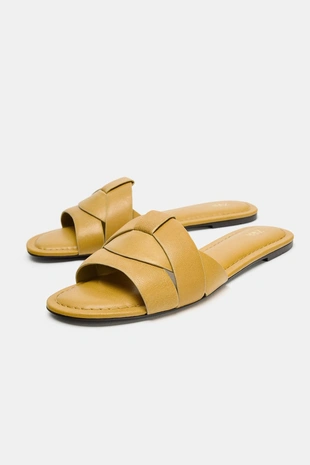 Сандалии из кожи на плоской подошве