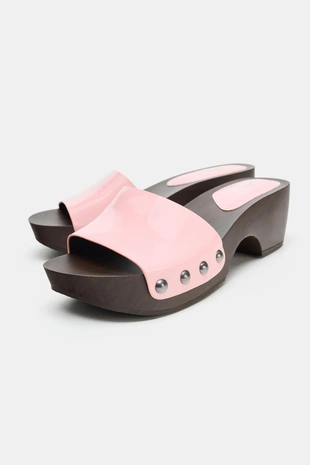 Босоножки на танкетке из лакированной кожи- Заказать в России