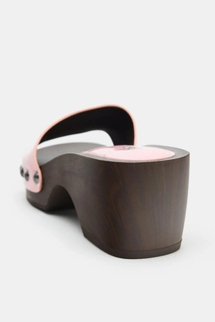 Босоножки на танкетке из лакированной кожи- Заказать в России