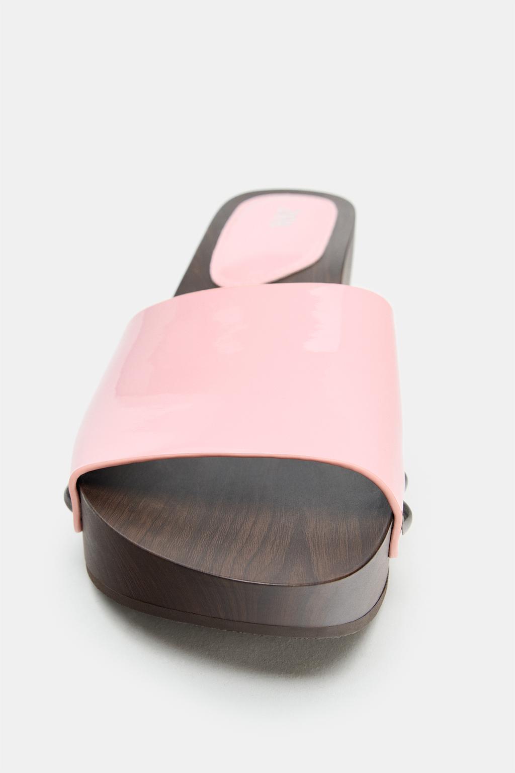 БОСОНОЖКИ НА ТАНКЕТКЕ ИЗ ЛАКИРОВАННОЙ КОЖИ