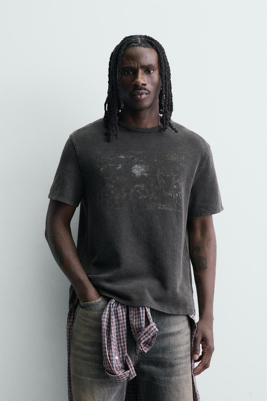 ФУТБОЛКА С ПРИНТОМ И ЭФФЕКТОМ ПОТЕРТОСТИ