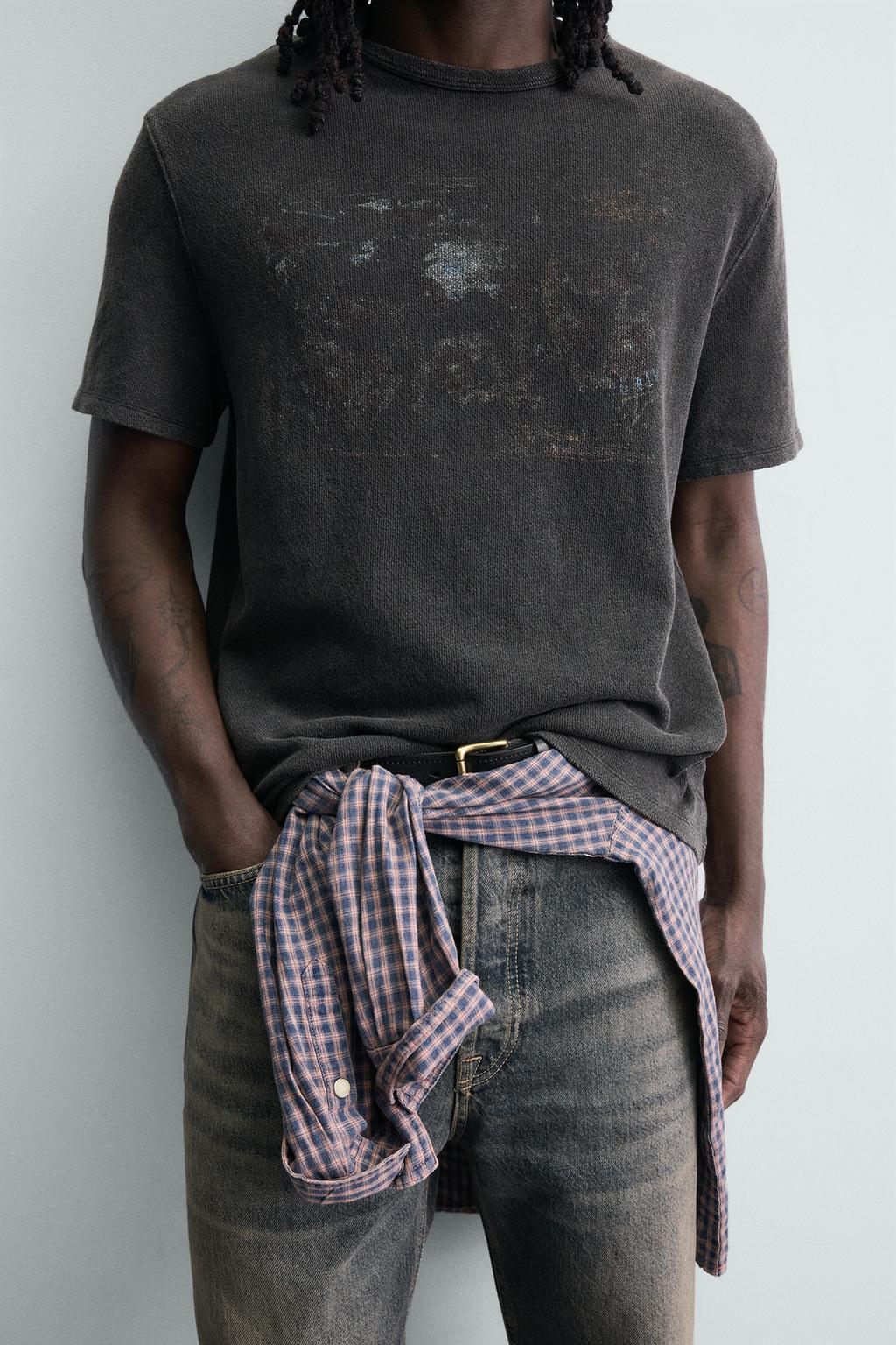 ФУТБОЛКА С ПРИНТОМ И ЭФФЕКТОМ ПОТЕРТОСТИ