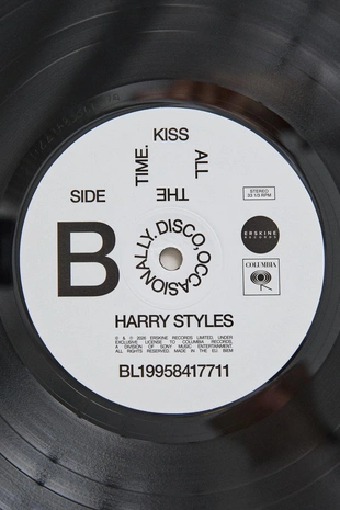 Виниловая пластинка гарри стайлз: поцелуй все время. диско, время от времени- Заказать в России
