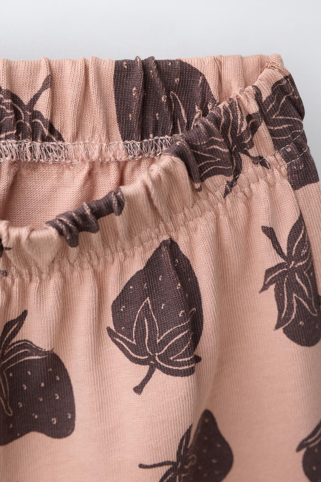 КОМПЛЕКТ ИЗ ФУТБОЛКИ И ШАРОВАРОВ С ПРИНТОМ «КЛУБНИКА»