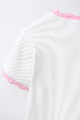 Футболка в рубчик с контрастной отделкой и вышивкой