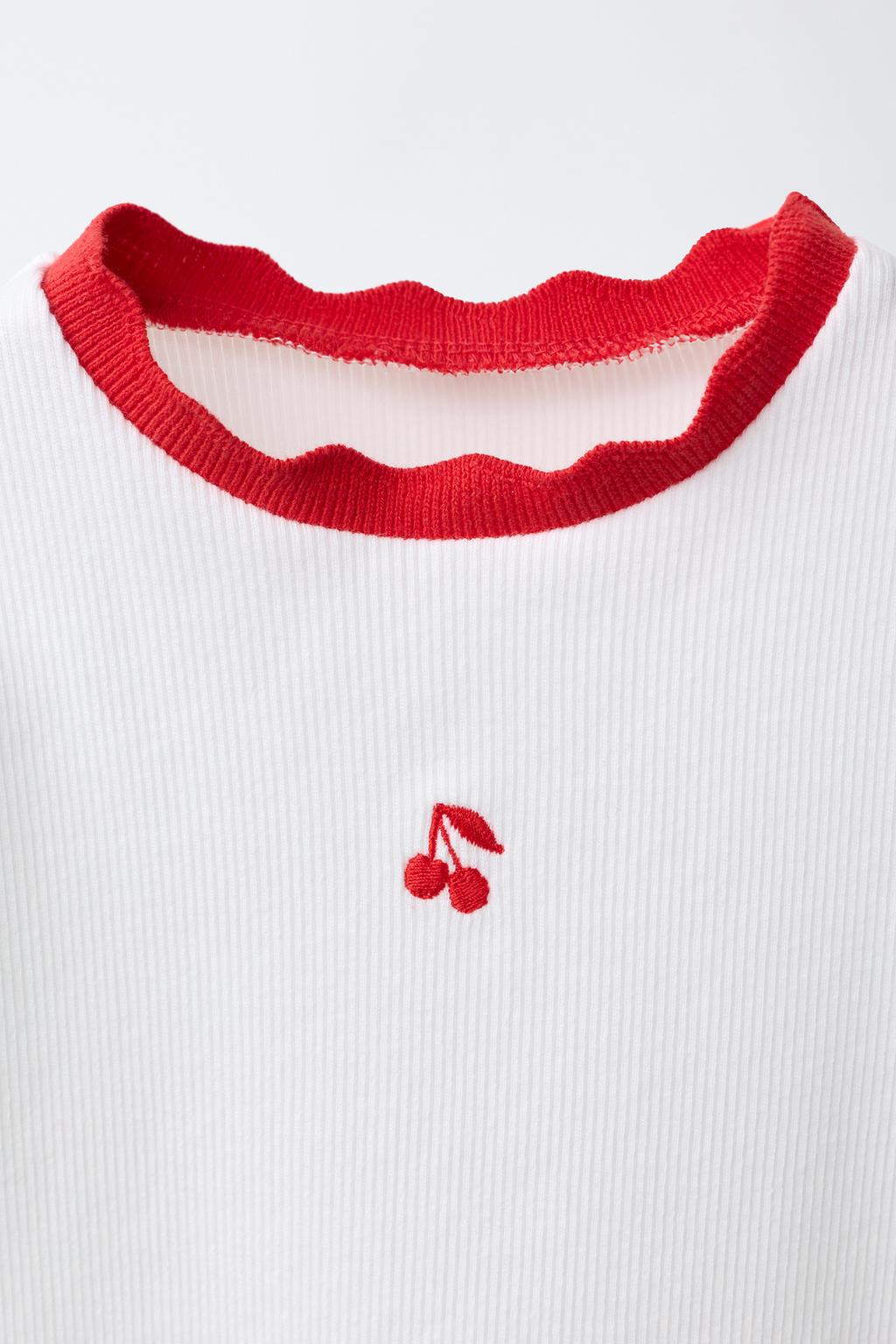 ФУТБОЛКА В РУБЧИК С КОНТРАСТНОЙ ОТДЕЛКОЙ И ВЫШИВКОЙ