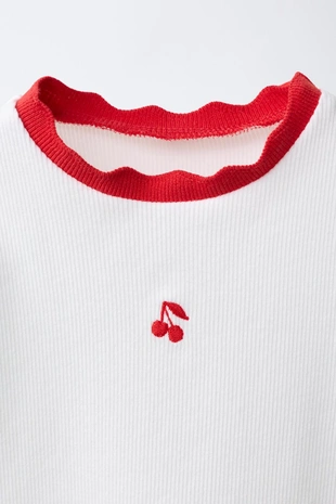 Футболка в рубчик с контрастной отделкой и вышивкой- Заказать в России