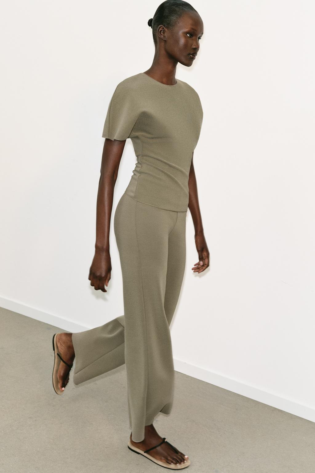 ТОП С ВЫРЕЗОМ И КОРОТКИМИ РУКАВАМИ