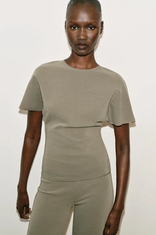 Топ с вырезом и короткими рукавами