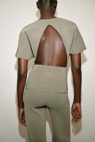 Топ с вырезом и короткими рукавами