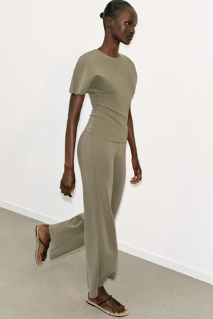 Топ с вырезом и короткими рукавами