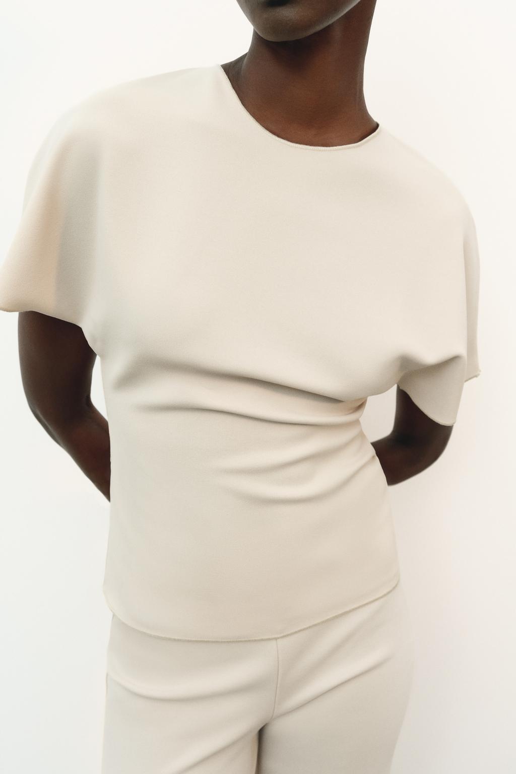 ТОП С ВЫРЕЗОМ И КОРОТКИМИ РУКАВАМИ