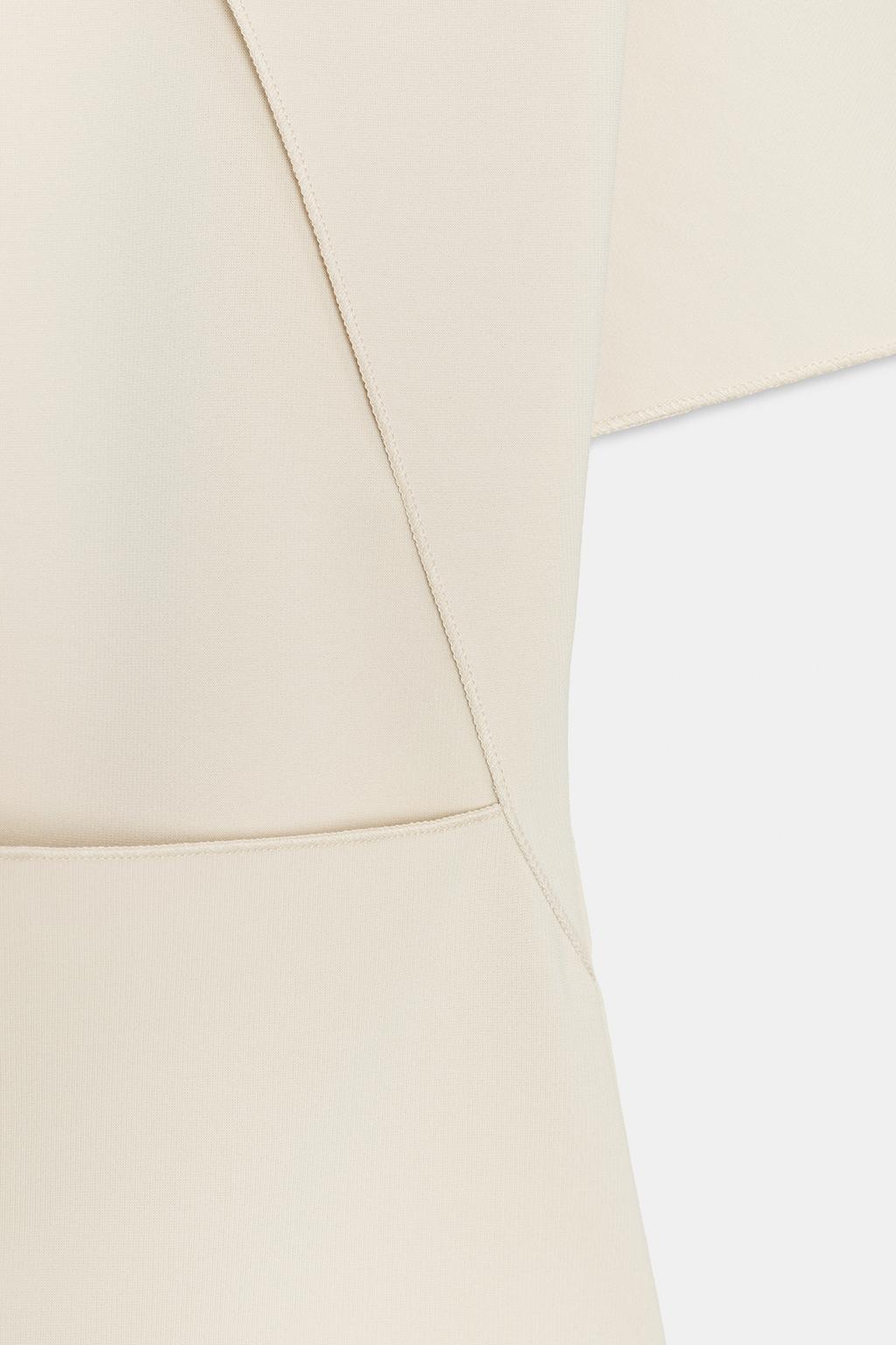 ТОП С ВЫРЕЗОМ И КОРОТКИМИ РУКАВАМИ