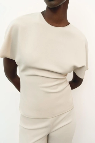 Топ с вырезом и короткими рукавами