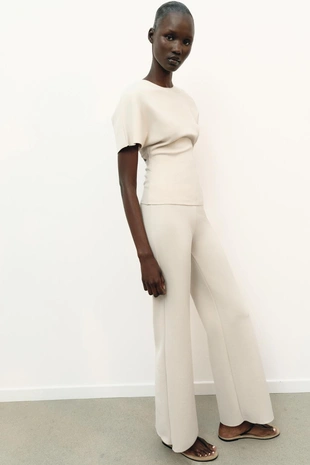 Топ с вырезом и короткими рукавами