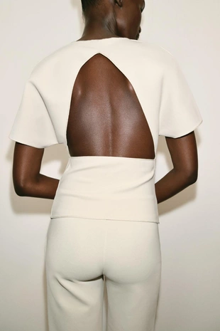 Топ с вырезом и короткими рукавами