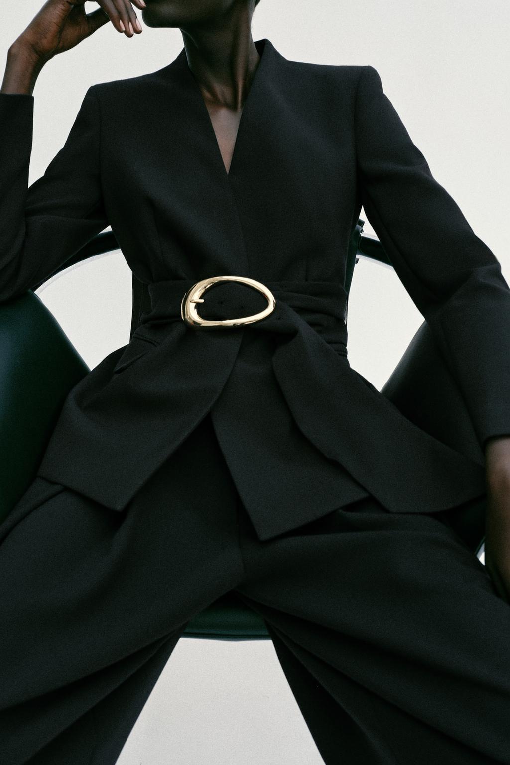 БЛЕЙЗЕР С ПОЯСОМ И ЗОЛОТИСТОЙ ПРЯЖКОЙ