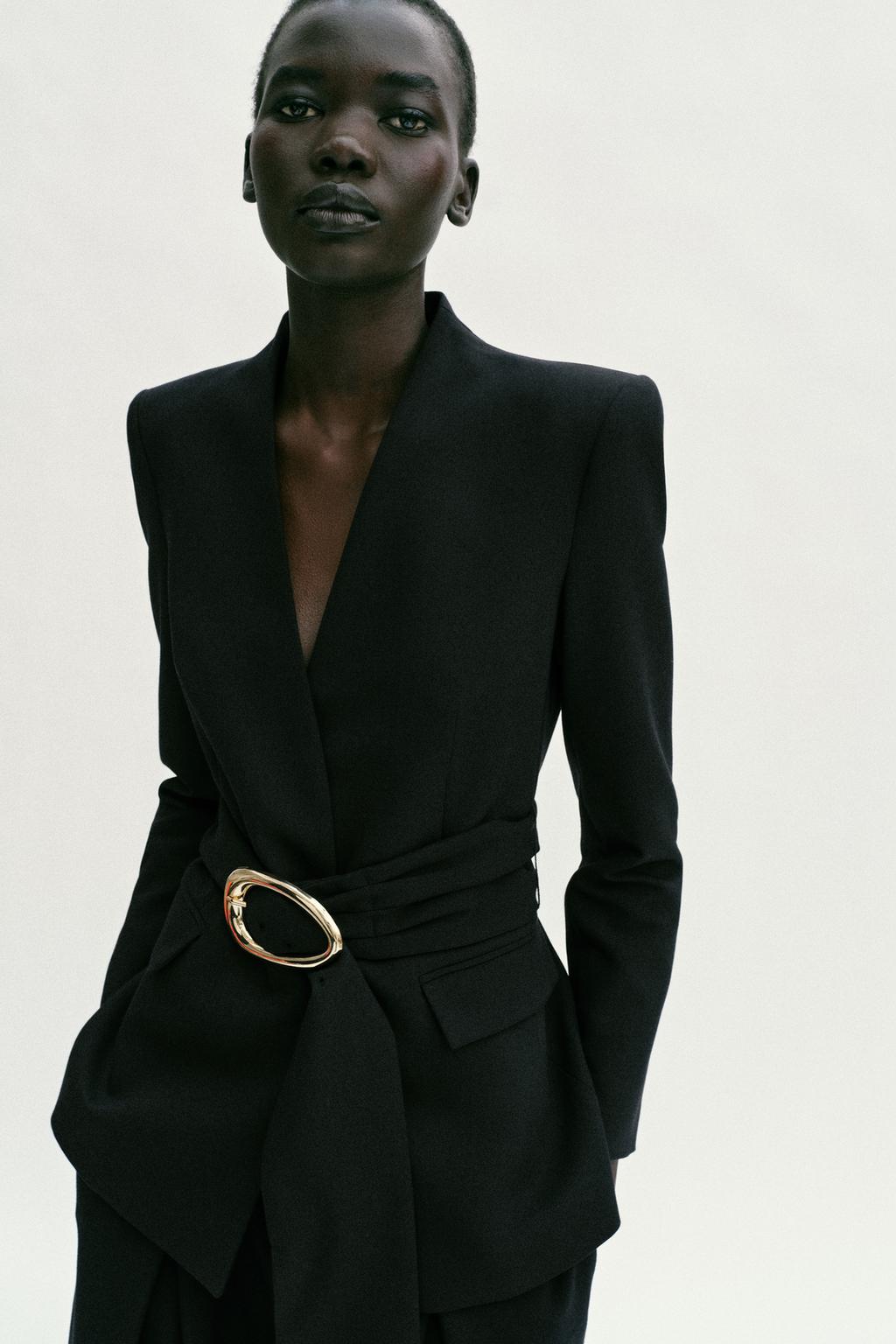 БЛЕЙЗЕР С ПОЯСОМ И ЗОЛОТИСТОЙ ПРЯЖКОЙ