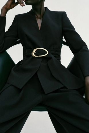 Блейзер с поясом и золотистой пряжкой- Заказать в России