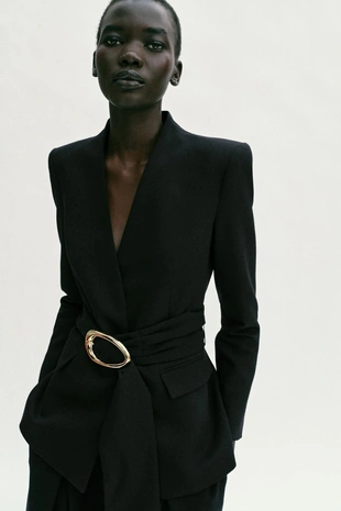 Блейзер с поясом и золотистой пряжкой- Заказать в России
