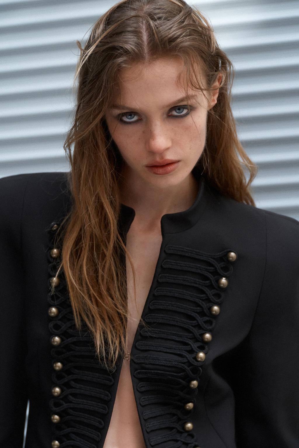 ПРИТАЛЕННЫЙ БЛЕЙЗЕР С ПОДПЛЕЧНИКАМИ