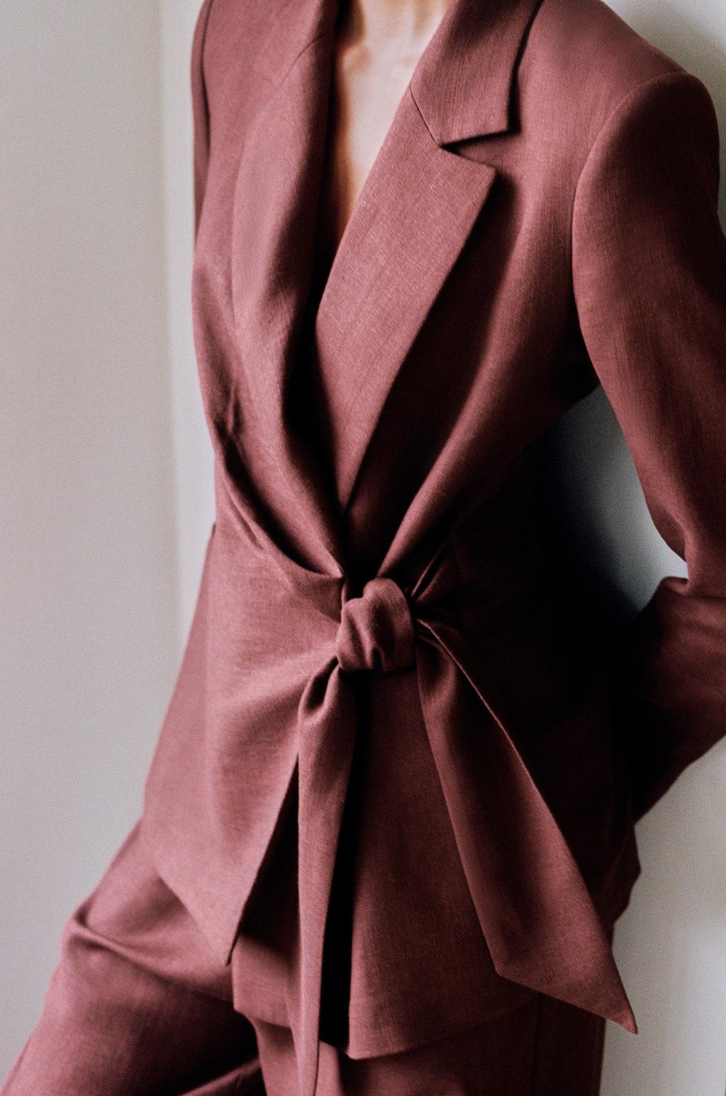 ДВУБОРТНЫЙ БЛЕЙЗЕР ИЗ СМЕСОВОГО ЛЬНА С ЗАВЯЗКАМИ