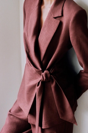 Двубортный блейзер из смесового льна с завязками- Заказать в России