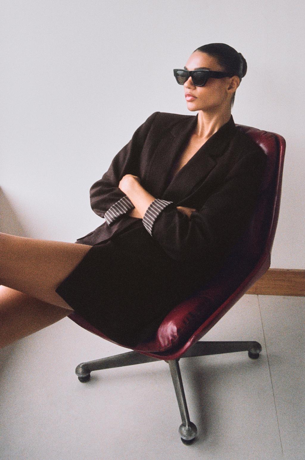 БЛЕЙЗЕР ИЗ ЛЬНА С ПОДВЕРНУТЫМИ РУКАВАМИ