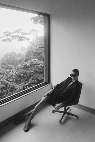 Блейзер из льна с подвернутыми рукавами- Заказать в России