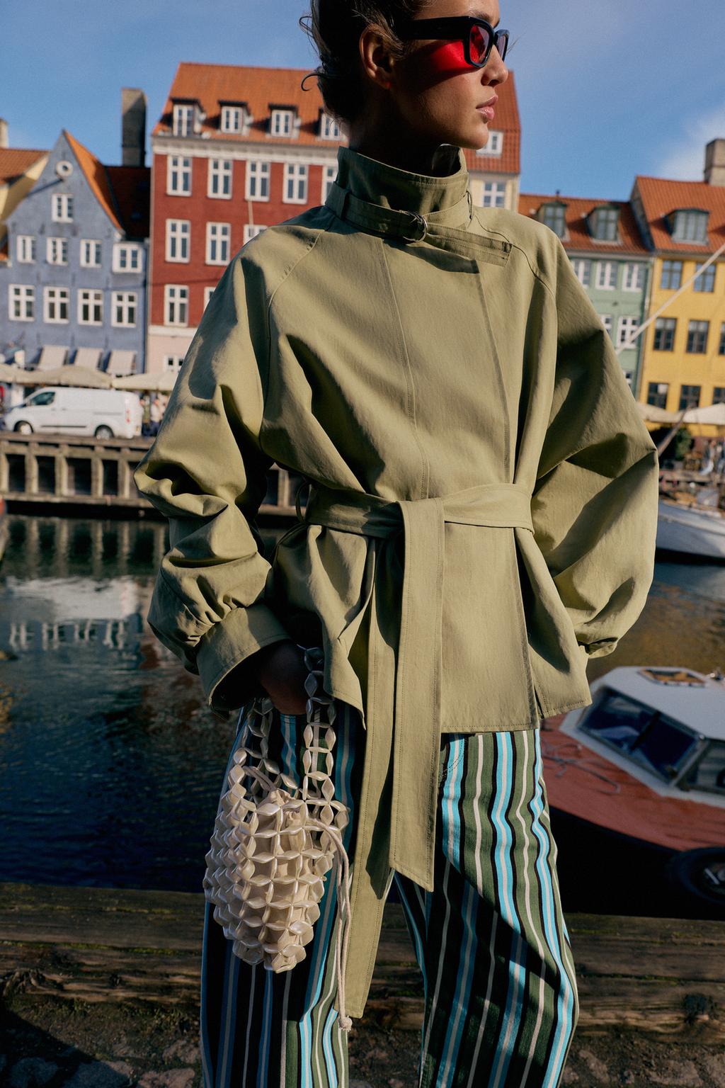 КУРТКА С ВОРОТНИКОМ-СТОЙКОЙ И РЕМНЕМ