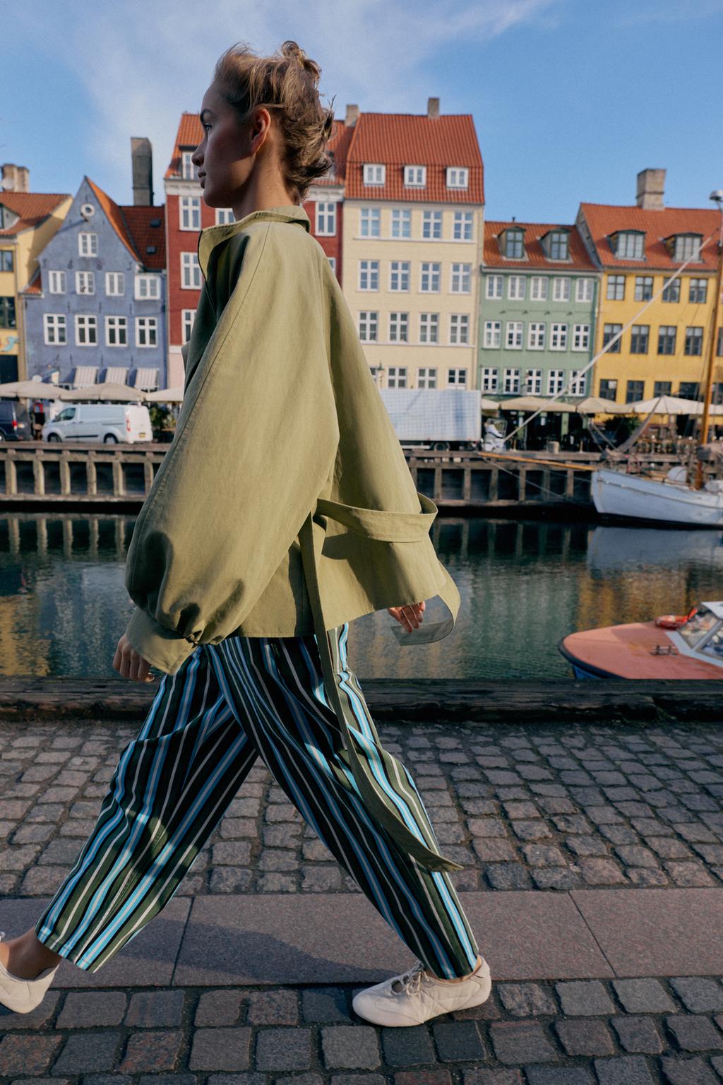 КУРТКА С ВОРОТНИКОМ-СТОЙКОЙ И РЕМНЕМ