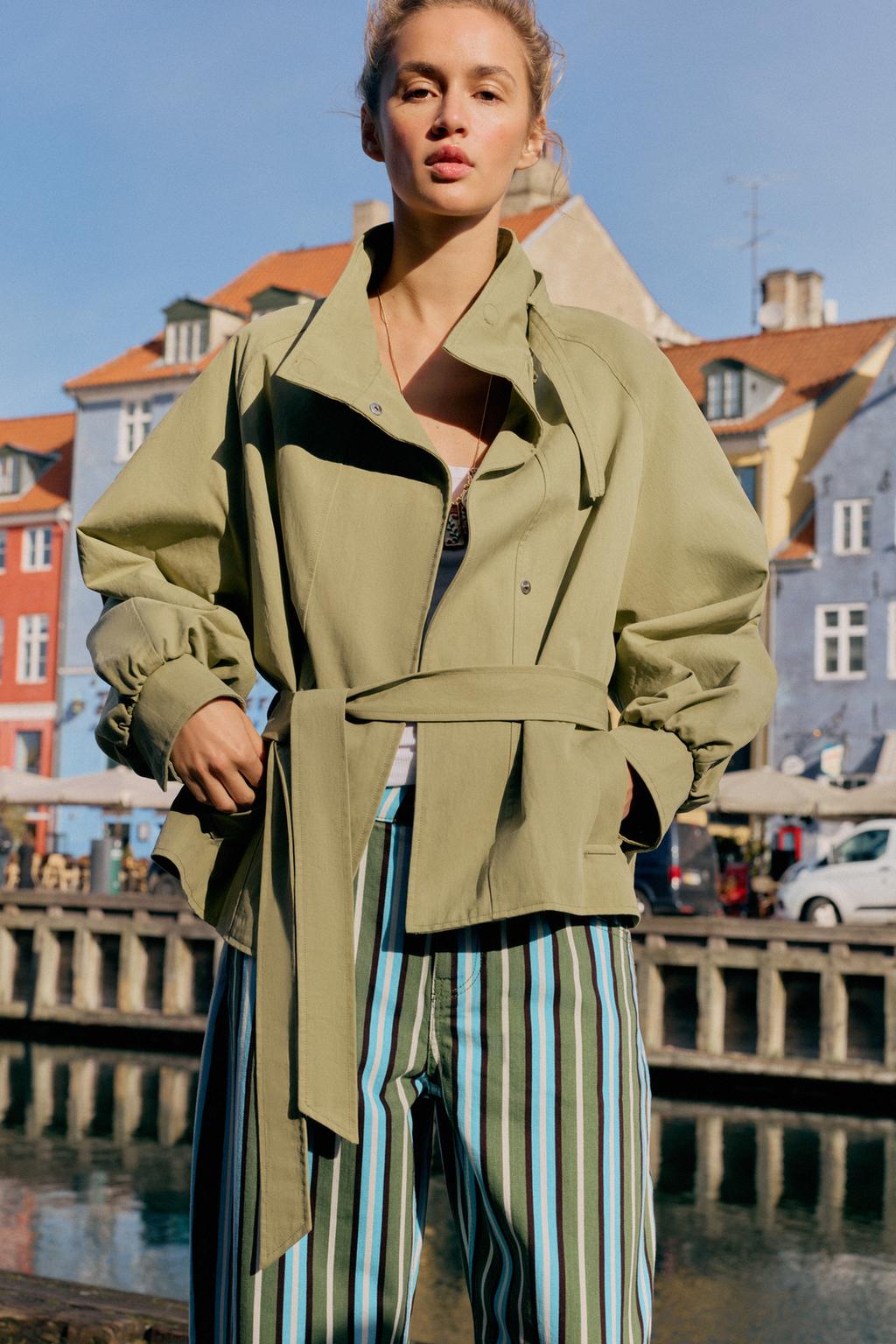 КУРТКА С ВОРОТНИКОМ-СТОЙКОЙ И РЕМНЕМ