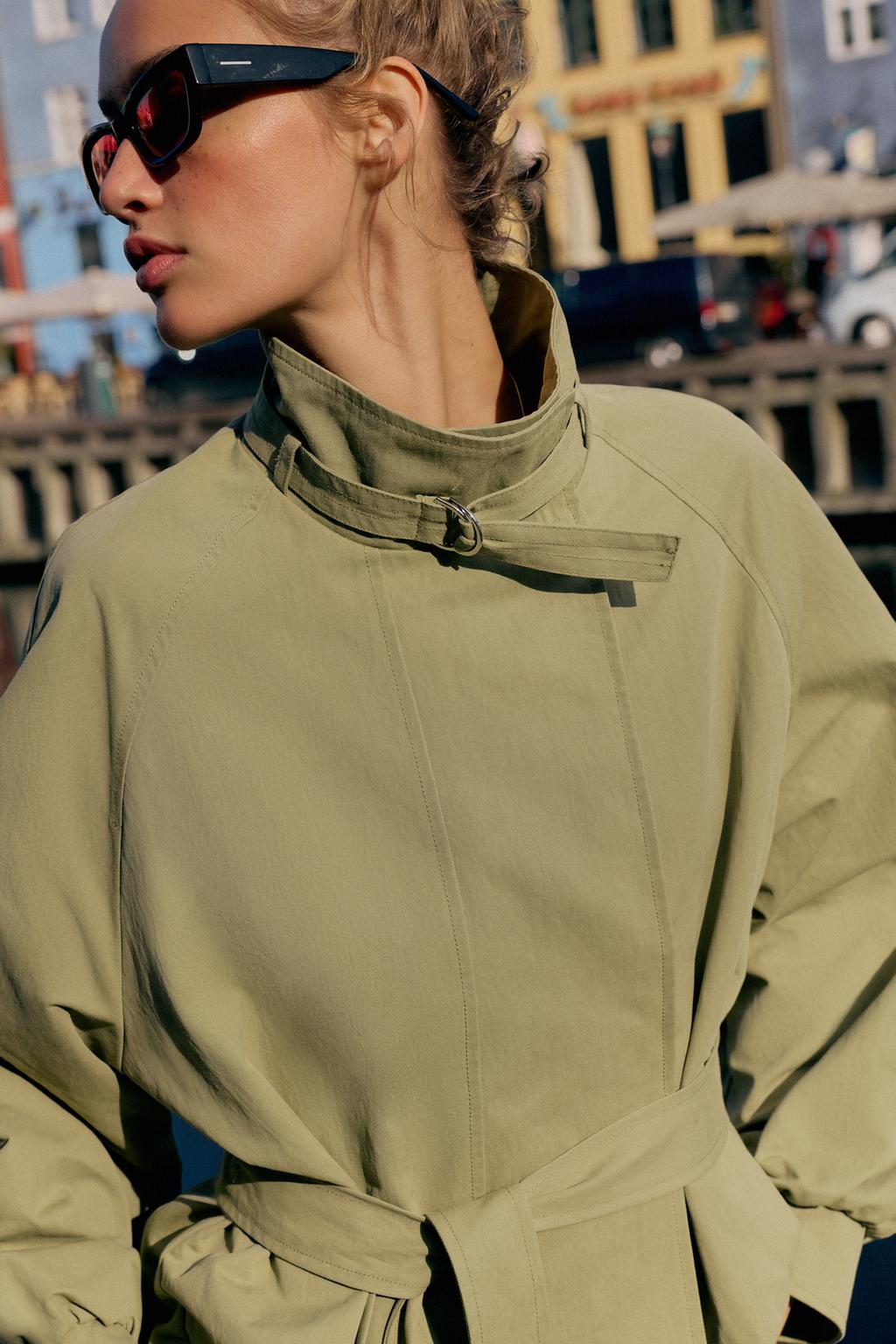 КУРТКА С ВОРОТНИКОМ-СТОЙКОЙ И РЕМНЕМ