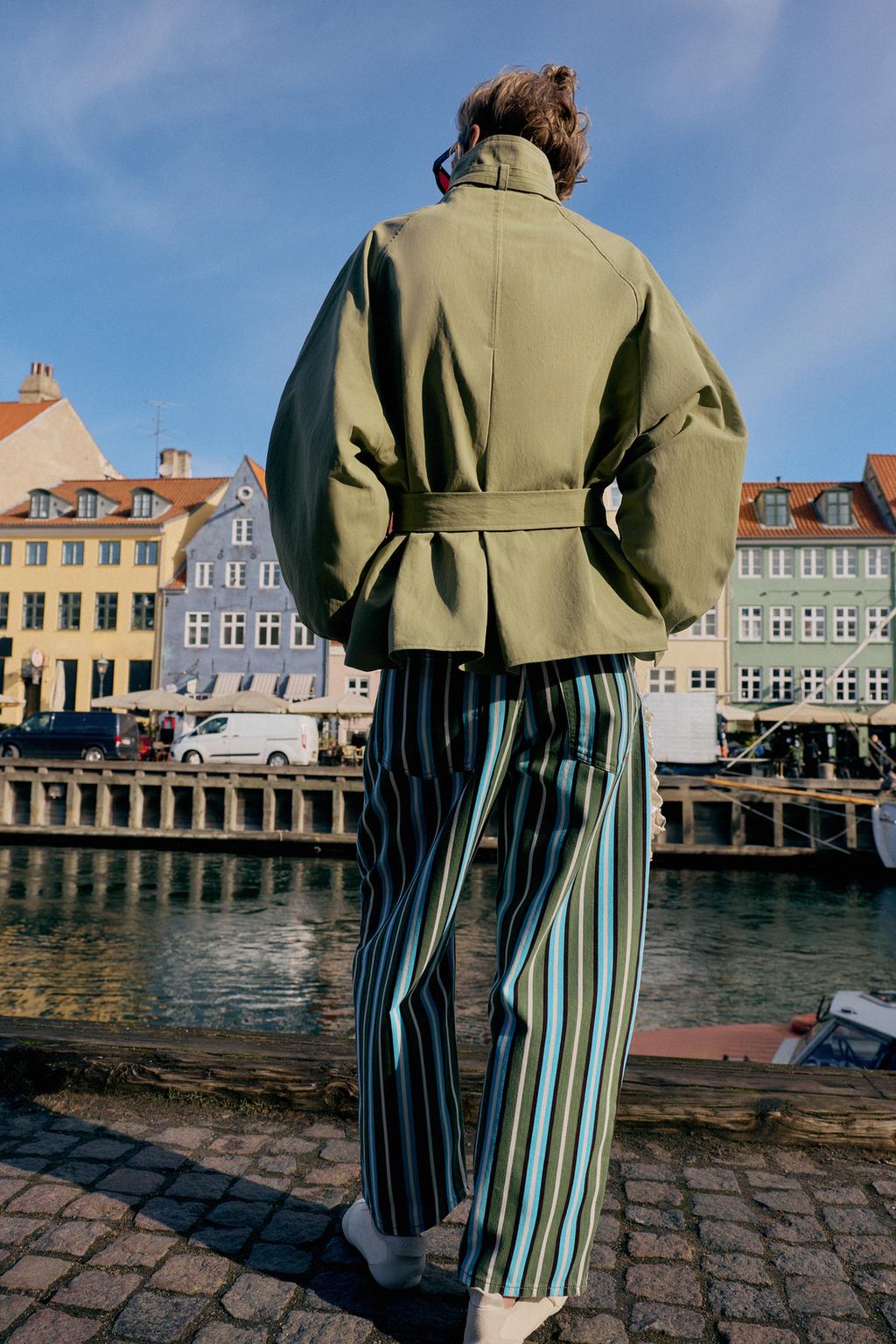 КУРТКА С ВОРОТНИКОМ-СТОЙКОЙ И РЕМНЕМ