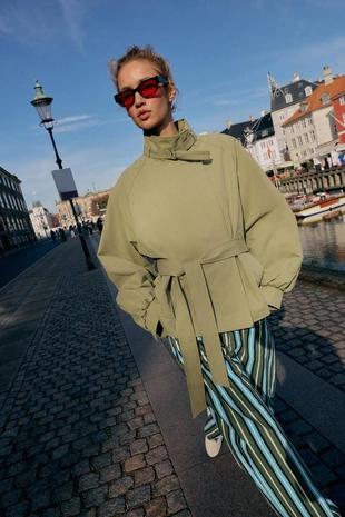 Куртка с воротником-стойкой и ремнем- Заказать в России