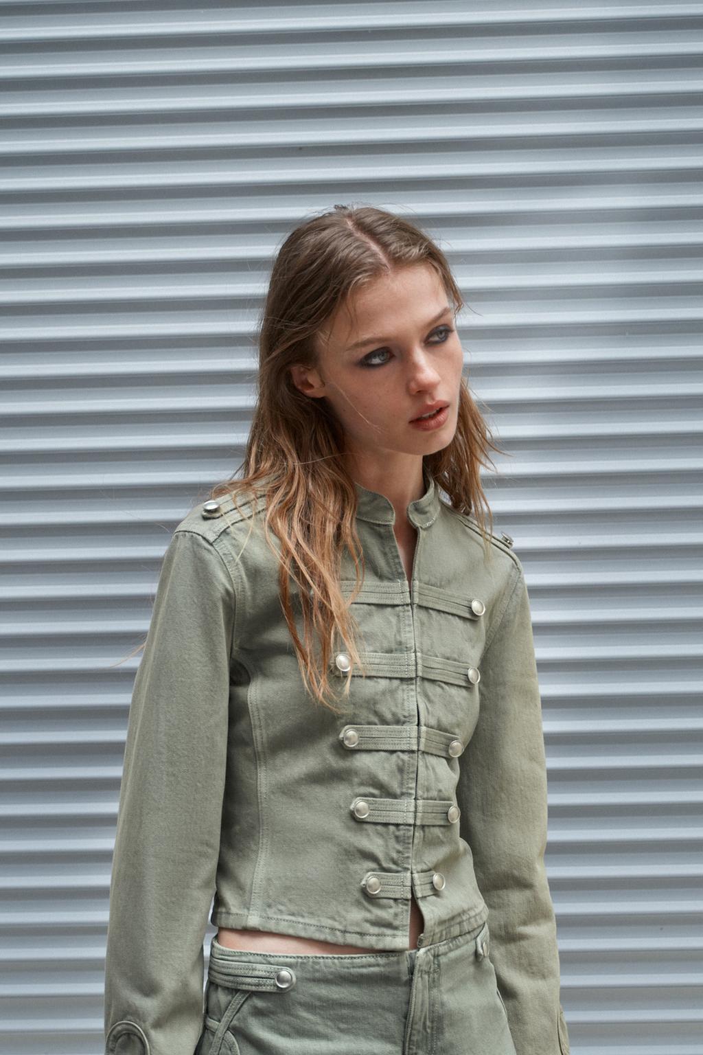 ПРИТАЛЕННЫЙ ЖАКЕТ С ПУГОВИЦАМИ