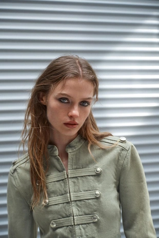 Приталенный жакет с пуговицами- Заказать в России