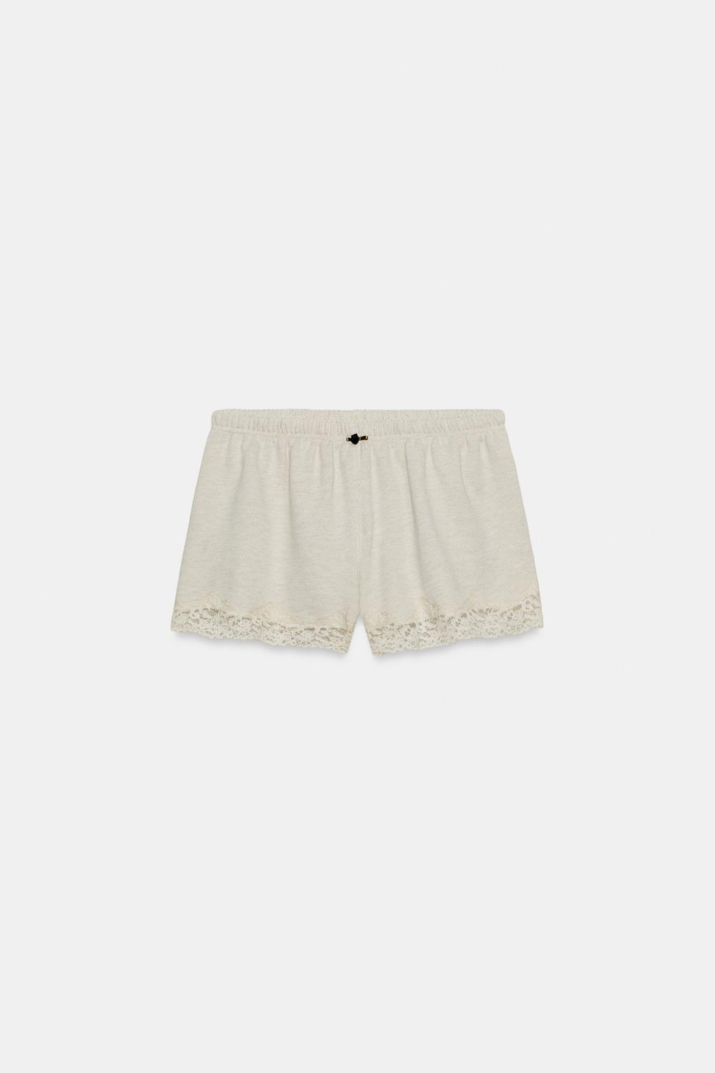 ШОРТЫ С КРУЖЕВОМ И ЦВЕТКОМ
