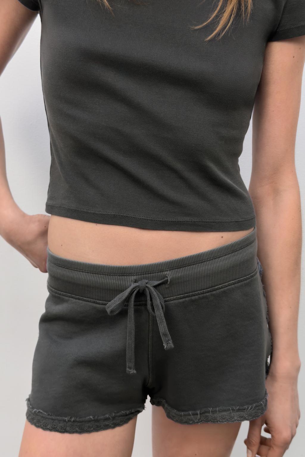 ШОРТЫ ИЗ ДЕНИМА С КРУЖЕВОМ