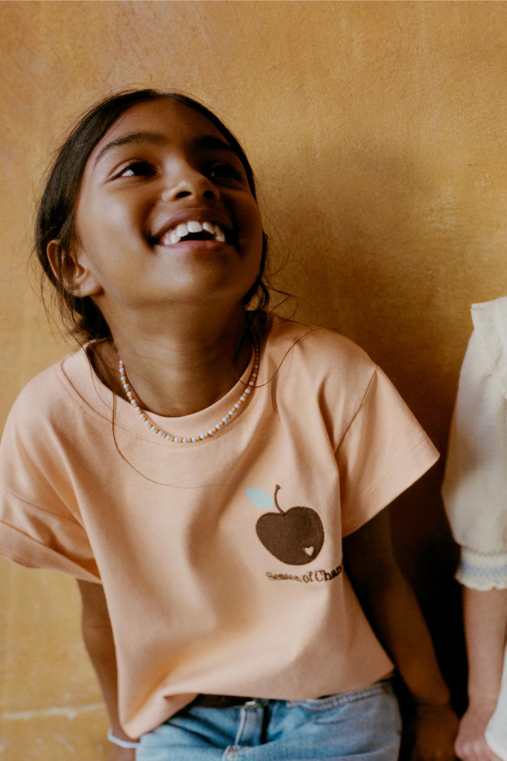 ФУТБОЛКА С ВЫШИТОЙ НАШИВКОЙ