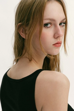 Минималистичный топ без рукавов